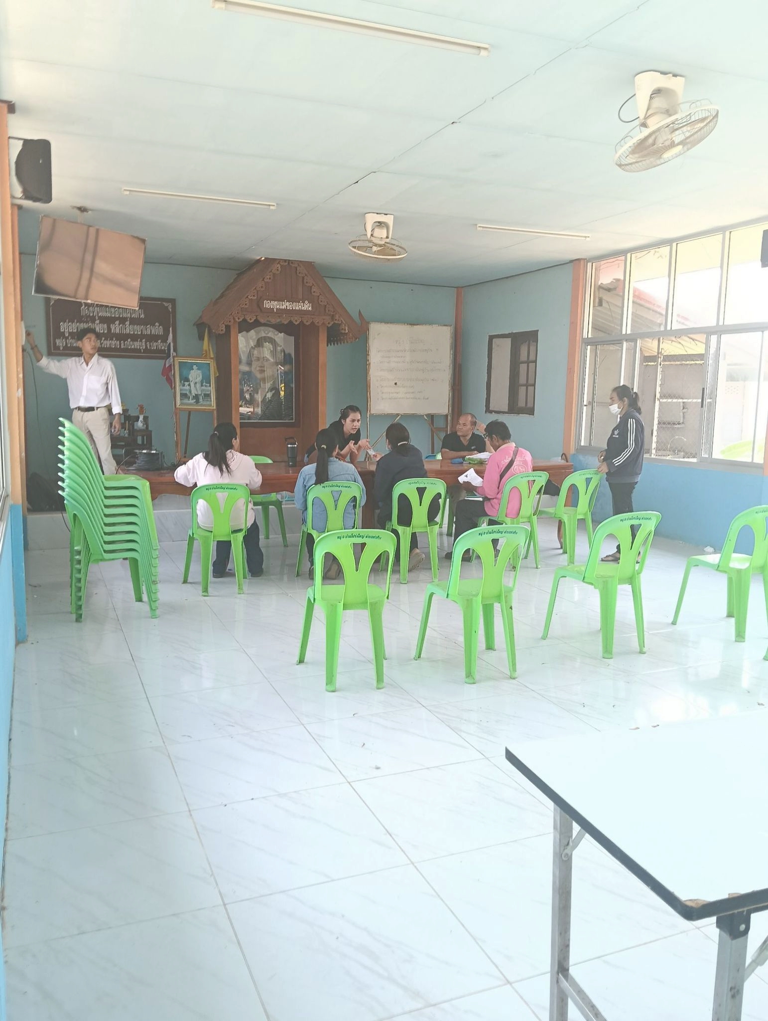 title - วันที่ 2 เมษายน 2569 นายวิทูล ประดิษฐ์บุญ ปฏิรูปที่ดินจังหวัดปราจีนบุรี มอบหมายให้ นายลิขิต ผันผ่อน ผู้อำนวยการกลุ่มกฎหมาย พร้อมด้วย เจ้าหน้าที่ ส.ป.ก.ปราจีนบุรี ลงพื้นที่ออกศูนย์บริการเคลื่อนที่ “Mobile Unit”  ยื่นคำร้องทั่วไปและปรึกษาข้อกฎหมายที่เกี่ยวข้องกับการปฏิรูปที่ดิน ณ ตำบลวังท่าช้าง อำเภอกบินทร์บุรี จังหวัดปราจีนบุรี